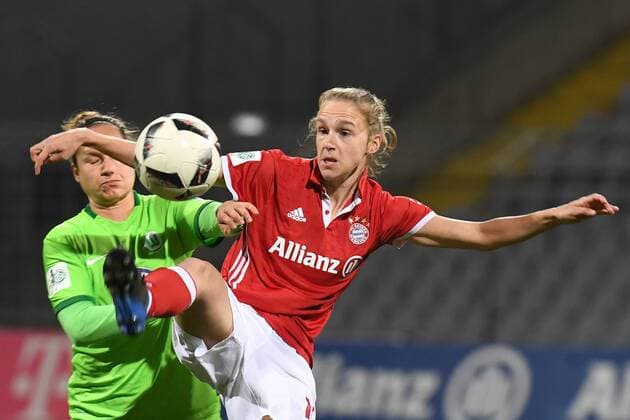 v.li.: Babett Peter (Wolfsburg, 8) Vivianne Miedema (FC Bayern München, FCB, 10) im Zweikampf, Duell, duel, tackle, Dynamik, Action, Aktion, Fussball, DFB-Pokal der Frauen, Viertelfinale, FC Bayern München - VfL Wolfsburg, xslx