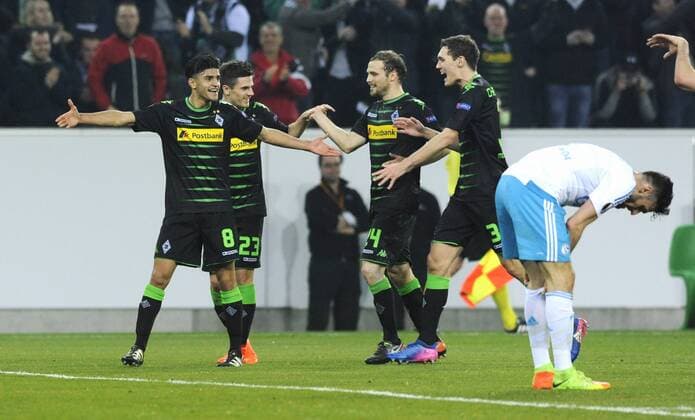 Fussball, UEFA Europa League, Herren, Saison 2016 2017, Achtelfinale Rückspiel, Borussia Park: Bor. Mönchengladbach, BMG (schwarz) - FC Schalke 04, S04 (weiss); Jubel Mahmoud Dahoud (Gladbach) nach seinem Tor zum 2:0, zusammen mit Jonas Hofmann (Gladbach), Tony Jantschke (Gladbach), Andreas Christensen (Gladbach), daneben Daniel Caligiuri (S04) enttäuscht. Jubel, Freude, Aktion, Enttäuschung, Frust.