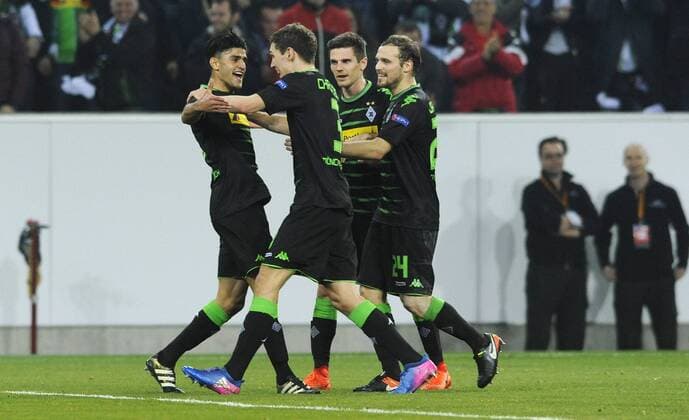 Fussball, UEFA Europa League, Herren, Saison 2016 2017, Achtelfinale Rückspiel, Borussia Park: Bor. Mönchengladbach, BMG (schwarz) - FC Schalke 04, S04 (weiss); Jubel Mahmoud Dahoud (Gladbach) nach seinem Tor zum 2:0, zusammen mit Jonas Hofmann (Gladbach), Tony Jantschke (Gladbach), Andreas Christensen (Gladbach). Jubel, Freude, Aktion.