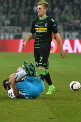 GER, Borussia Mönchengladbach (GER) vs. FC Schalke 04 (GER) 16.03.2017, Borussia Park , Moenchengladbach , Europa Leaque, Achtelfinale, Rueckspiel GER, Borussia Mönchengladbach (GER) vs. FC Schalke 04 (GER) im Bild: Foul an Sead Kolasinac (FC Schalke 6), durch Patrick Herrmann (Gladbach 7), Hochformat, Foto © nordphoto Meuter nordphotox xMeuter