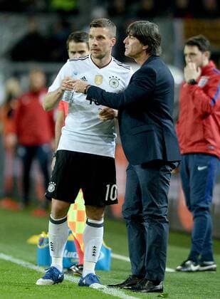 22.03.2017, xfux, Fussball Freundschaftsspiel, Deutschland - England, emspor, v.l. Lukas Podolski (Deutsche Fussball Nationalmannschaft DFB), Trainer Joachim JOGI Loew (Deutsche Fussball Nationalmannschaft DFB) gibt Anweisungen, gestikuliert, mit den Armen gestikulieren gives instructions, gesticulate, gesticolando. Dortmund
