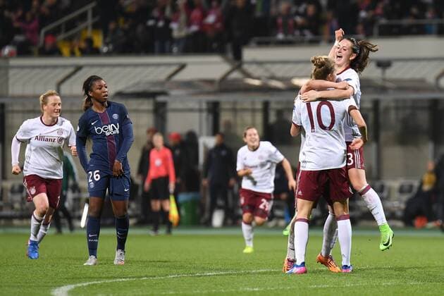 v.li.: Melanie Behringer (FC Bayern München, FCB, 7) Grace Geyoro (Paris Saint-Germain, PSG, 26) Vivianne Miedema (FC Bayern München, FCB, 10) Sara Ilonka Däbritz (Sara Daebritz, FC Bayern München, FCB, 33) mit Torjubel, Jubel, Torjubel, Torerfolg, celebrate the goal, goal, celebration, Jubel ueber das Tor zum 1:0 durch Vivianne Miedema (FC Bayern München, FCB, 10) , optimistisch, Action, Aktion, Fussball, UEFA Women s Champions League, FC Bayern München - Paris Saint-Germain, xslx