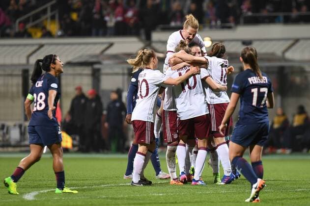 Spielerinnen des FC Bayern mit Torjubel, Jubel, Torjubel, Torerfolg, celebrate the goal, goal, celebration, Jubel ueber das Tor zum 1:0 durch Vivianne Miedema (FC Bayern München, FCB, 10) , optimistisch, Action, Aktion, Fussball, UEFA Women s Champions League, FC Bayern München - Paris Saint-Germain, xslx