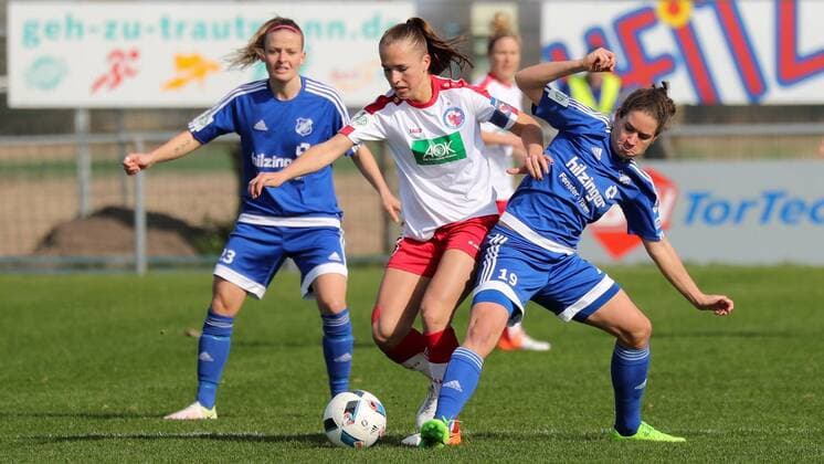 v.li.: Isabelle Meyer (Sand, 23), Lia Wälti (Potsdam, 13), Nina Burger (Sand, 19), Zweikampf, Duell, duel, tackle, tackling, Dynamik, Action, Aktion, Fussball, Allianz Frauen-Bundesliga, SC Sand - 1. FFC Turbine Potsdam, xozx