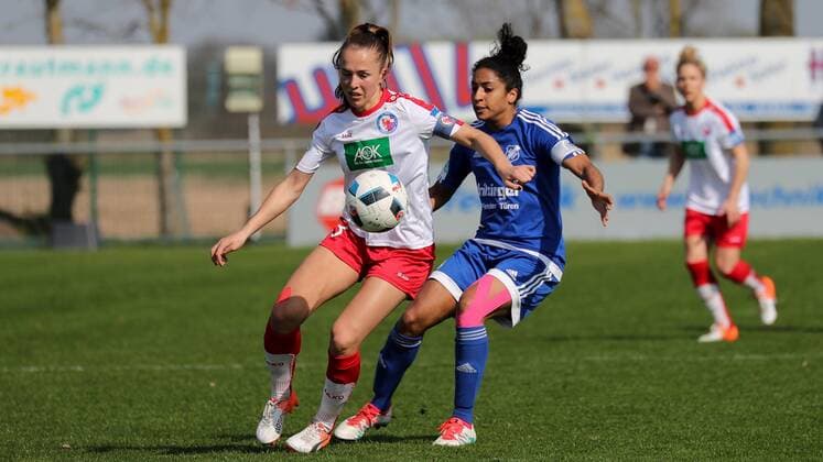 v.li.: Lia Wälti (Potsdam, 13), Chioma Igwe (Sand, 4), Zweikampf, Duell, duel, tackle, tackling, Dynamik, Action, Aktion, Fussball, Allianz Frauen-Bundesliga, SC Sand - 1. FFC Turbine Potsdam, xozx