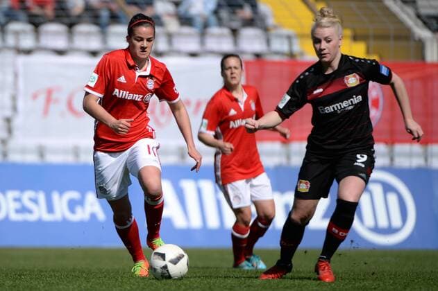v.li.: Lena Lotzen (FC Bayern München, FCB, 11) Merle Barth (Leverkusen, 9) im Zweikampf, Duell, duel, tackle, Dynamik, Action, Aktion, Fussball,Allianz Frauen-Bundesliga, FC Bayern München - Bayer 04 Leverkusen, xslx