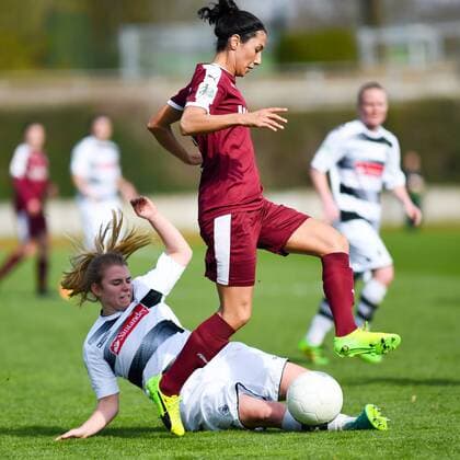 v.li.: Pauline Dallmann (Borussia Mönchengladbach, 4), Sara Doorsoun (SGS Essen, 23), Zweikampf, Duell, duel, tackle, tackling, Dynamik, Action, Aktion,, Fussball, Allianz Frauen-Bundesliga, Borussia Mönchengladbach - SGS Essen, xmhx