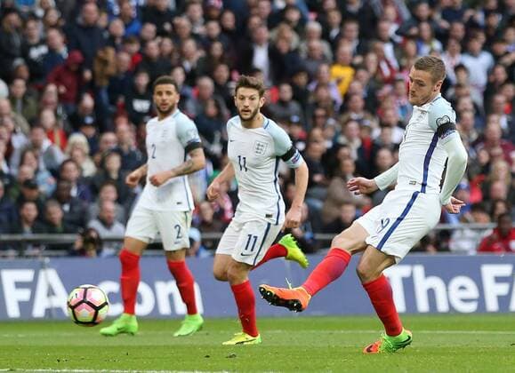 Fußball, WM Quali, England - Litauen England s Jamie Vardy scoring his sides second goal during the World Cup Qualifying match at Wembley Stadium, London. Picture date: March 26th, 2017. Pic credit should read: David Klein Sportimage EDITORIAL USE ONLY. No use with unauthorised audio, video, data, fixture lists, club league logos or live services. Online in-match use limited to 120 images, no video emulation. No use in betting, games or single club league player publications.