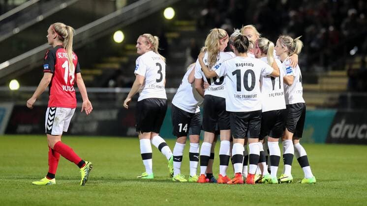 Spielerinnen des 1. FFC Frankfurt jubeln über das Tor zum 1:0, Jubel, Torjubel, Torerfolg, celebrate the goal, goal, celebration, Jubel ueber das Tor, optimistisch, Action, Aktion, Fussball, Allianz Frauen-Bundesliga, 1. FFC Frankfurt - SC Freiburg, xozx