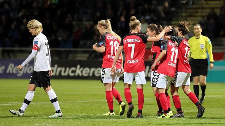 Spielerinnen des SC Freiburg jubeln über das Tor zum 1:1, Jubel, Torjubel, Torerfolg, celebrate the goal, goal, celebration, Jubel ueber das Tor, optimistisch, Action, Aktion, Fussball, Allianz Frauen-Bundesliga, 1. FFC Frankfurt - SC Freiburg, xozx