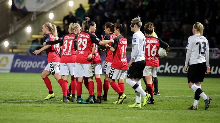 Spielerinnen des SC Freiburg jubeln über das Tor zum 1:1, Jubel, Torjubel, Torerfolg, celebrate the goal, goal, celebration, Jubel ueber das Tor, optimistisch, Action, Aktion, Fussball, Allianz Frauen-Bundesliga, 1. FFC Frankfurt - SC Freiburg, xozx
