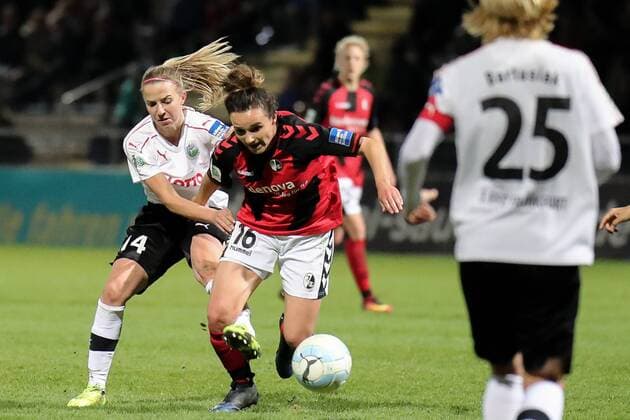 v.li.: Jackie Groenen (Frankfurt, 14), Lina Maria Magull (Freiburg, 16), Zweikampf, Duell, duel, tackle, tackling, Dynamik, Action, Aktion, Fussball, Allianz Frauen-Bundesliga, 1. FFC Frankfurt - SC Freiburg, xozx