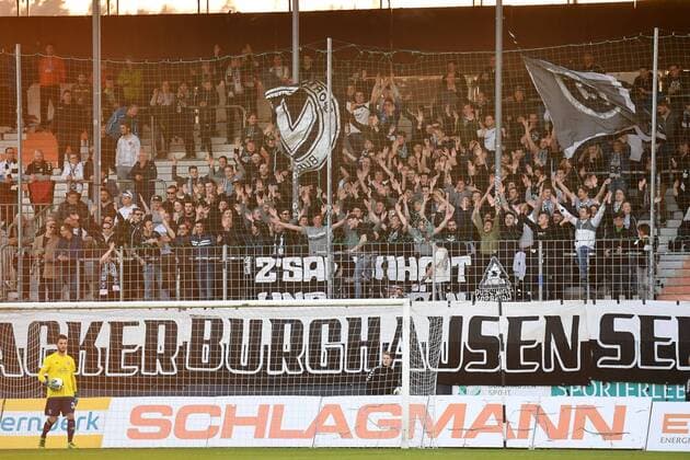 Fußball, Stadiongeschichte Wacker Burghausen Korbinian Müller (Korbinian Mueller, Torwart, Unterhaching, 34) im Hintergrund die Burghausener Fans, Fans, Publikum, Zuschauer, Stimmung, Atmosphäre, Stadion, Fussball, BFV Verbandspokal, SV Wacker Burghausen - SpVgg Unterhaching, xslx