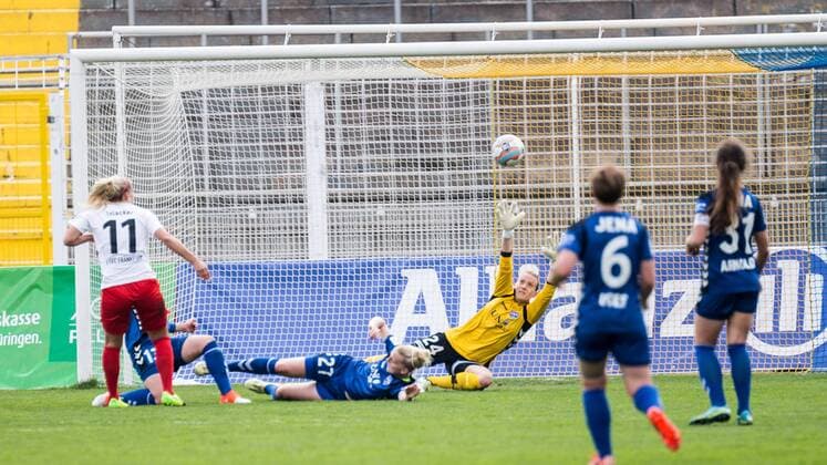 Tor zum 0:1 durch Mandy Islacker (FFC Frankfurt, 11) (links), Kathrin Längert (FF USV Jena, 24, Torwart) kann das Tor nicht verhindern; Tor, goal, Torerfolg, Aktion, Fußball, Frauen, Allianz Frauen-Bundesliga, FF USV Jena - 1. FFC Frankfurt, xprx