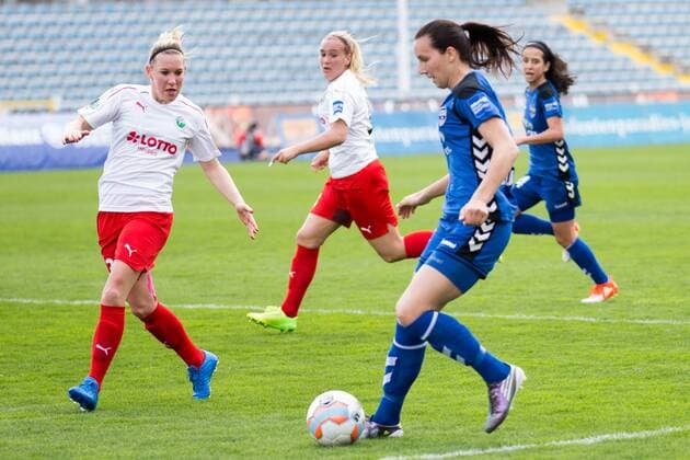 v.li.: Marith Prießen (FFC Frankfurt, 13) im Duell mit Ivana Rudelic (FF USV Jena, 7); Zweikampf, Duell, Aktion, action, Fußball, Frauen, Allianz Frauen-Bundesliga, FF USV Jena - 1. FFC Frankfurt, xprx