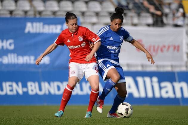 v.li.: Vanessa Bürki (Vanessa Buerki, FC Bayern München, FCB, 9) Chioma Nisa Igwe (Sand, 4) im Zweikampf, Duell, duel, tackle, Dynamik, Action, Aktion, Fussball,Allianz Frauen-Bundesliga, FC Bayern München - SC Sand, xslx