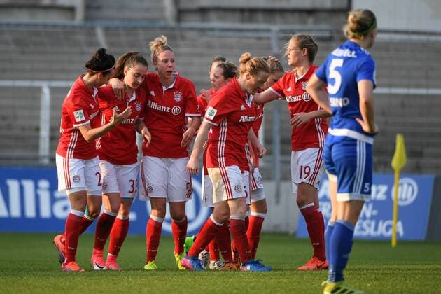 v.li.: Viktoria Schnaderbeck (FC Bayern München, FCB, 25) Sara Ilonka Däbritz (Sara Daebritz, FC Bayern München, FCB, 33) Caroline Abbe (FC Bayern München, FCB, 5) mit Torjubel, Jubel, Torjubel, Torerfolg, celebrate the goal, goal, celebration, Jubel ueber das Tor zum 1:0 durch Caroline Abbe (FC Bayern München, FCB, 5) , optimistisch, Action, Aktion, Fussball,Allianz Frauen-Bundesliga, FC Bayern München - SC Sand, xslx