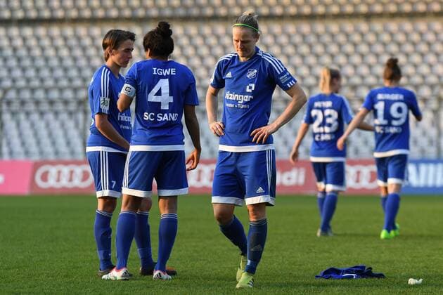 v.li.: Anne van Bonn (Sand, 7) Chioma Nisa Igwe (Sand, 4) Diane Caldwell (Sand, 5) mit hängenden Köpfen nach Spielende enttäuscht schauend, Enttäuschung, Frustration, disappointed, pessimistisch, Fussball,Allianz Frauen-Bundesliga, FC Bayern München - SC Sand, xslx