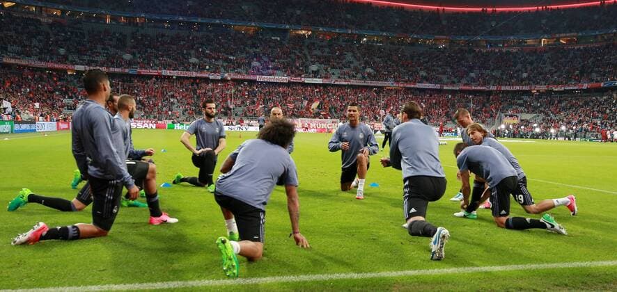 Fußball UEFA Champions League: FC Bayern Muenchen - Real Madrid , Saison 2016 2017, Viertelfinale, Hinspiel, quarter finals, first leg, 12.04.2017, xmdx, Aufwaermen, Real Madird mit Cristiano RONALDO (7, Real Madrid) hinten rechts FC Bayern Muenchen - Real Madrid