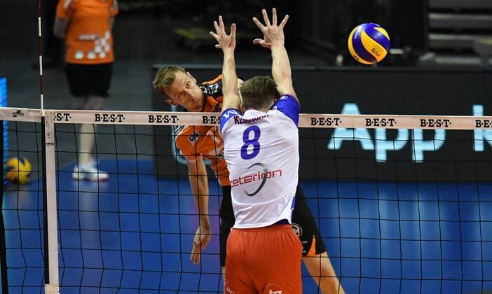 Paul Carroll (BR Volleys), beim Schmetterball, vorne Jan Klobucar (United Volleys), BR Volleys Berlin - United Volleys Rhein-Main Deutsche Volleyball Liga, Saison 2016 2017, Herren, Männer, Männer, men, playoff, play-off, Halbfinale, Spiel 3m Volleyball, Deutschland, Germany, Max-Schmeling-Halle Berlin, 20.4.2017