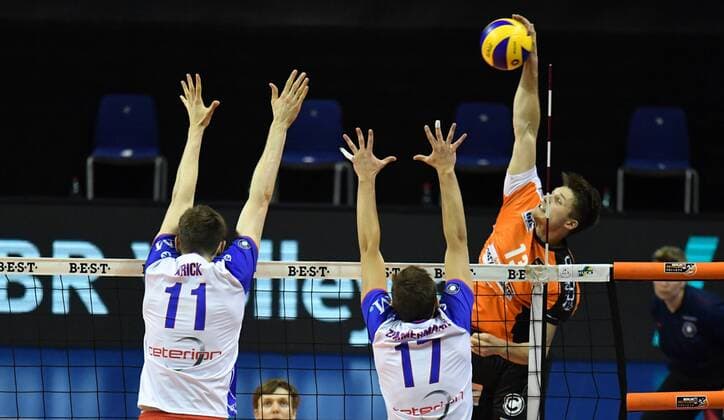 Ruben Schott (BR Volleys), beim Schmetterball, vorne Tobias Krick (United Volleys), Jan Zimmermann (United Volleys), BR Volleys Berlin - United Volleys Rhein-Main Deutsche Volleyball Liga, Saison 2016 2017, Herren, Männer, Männer, men, playoff, play-off, Halbfinale, Spiel 3m Volleyball, Deutschland, Germany, Max-Schmeling-Halle Berlin, 20.4.2017