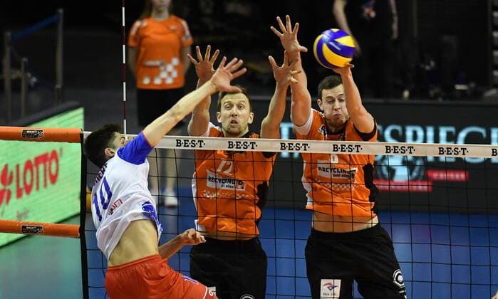 Moritz Reichert (United Volleys), beim Schmetterball, hinten Paul Carroll (BR Volleys), Graham Vigrass (BR Volleys), BR Volleys Berlin - United Volleys Rhein-Main Deutsche Volleyball Liga, Saison 2016 2017, Herren, Männer, Männer, men, playoff, play-off, Halbfinale, Spiel 3m Volleyball, Deutschland, Germany, Max-Schmeling-Halle Berlin, 20.4.2017