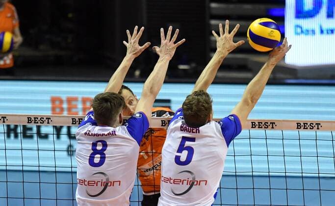 Paul Carroll (BR Volleys), beim Schmetterball, vorne Jan Klobucar (United Volleys), Lukas Bauer (United Volleys), BR Volleys Berlin - United Volleys Rhein-Main Deutsche Volleyball Liga, Saison 2016 2017, Herren, Männer, Männer, men, playoff, play-off, Halbfinale, Spiel 3m Volleyball, Deutschland, Germany, Max-Schmeling-Halle Berlin, 20.4.2017