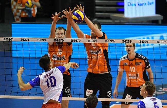 Wouter ter Maat (BR Volleys), Graham Vigrass (BR Volleys), beim Block, vorne Moritz Reichert (United Volleys), BR Volleys Berlin - United Volleys Rhein-Main Deutsche Volleyball Liga, Saison 2016 2017, Herren, Männer, Männer, men, playoff, play-off, Halbfinale, Spiel 3m Volleyball, Deutschland, Germany, Max-Schmeling-Halle Berlin, 20.4.2017