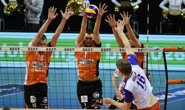 Wouter ter Maat (BR Volleys), Aleksandar Okolic (BR Volleys), Robert Kromm (BR Volleys), beim Block, vorne Chiristian Dünnes (United Volleys), BR Volleys Berlin - United Volleys Rhein-Main Deutsche Volleyball Liga, Saison 2016 2017, Herren, Männer, Männer, men, playoff, play-off, Halbfinale, Spiel 3m Volleyball, Deutschland, Germany, Max-Schmeling-Halle Berlin, 20.4.2017