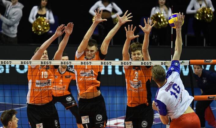 Sebastian Kühner (BR Volleys), Aleksandar Okolic (BR Volleys), Robert Kromm (BR Volleys), beim Block, vorne Moritz Reichert (United Volleys), BR Volleys Berlin - United Volleys Rhein-Main Deutsche Volleyball Liga, Saison 2016 2017, Herren, Männer, Männer, men, playoff, play-off, Halbfinale, Spiel 3m Volleyball, Deutschland, Germany, Max-Schmeling-Halle Berlin, 20.4.2017