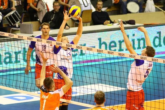Volleyball, Herren, Saison 2016 17, 1. Bundesliga, Playoff, Halbfinale, 3. Spiel, BR Volleys - United Volleys Rhein-Main Christian Dünnes (Nr. 16, United Volleys Rhein-Main), Aleksandar Okolic (Nr. 1, Berlin Recycling Volleys), Lukas Bauer (Nr. 5, United Volleys Rhein-Main), 20.04.17, Copyright: xMichaelxHundtx xMatthiasxKochx