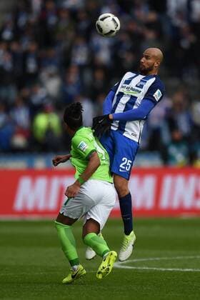 Fussball, Herren, 1. Bundesliga, Saison 2016 2017, 30. Spieltag, Hertha BSC - VfL Wolfsburg, Daniel Didavi (Nr. 11, VfL Wolfsburg), John Anthony Brooks (Nr. 25, Hertha BSC), 22.04.17, Copyright: xMichaelxHundtx xMatthiasxKochx