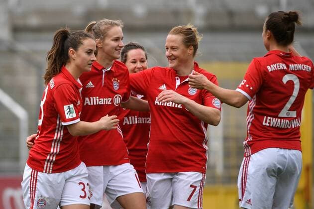 v.li.: Sara Ilonka Däbritz (Sara Daebritz, FC Bayern München, FCB, 33) Vivianne Miedema (FC Bayern München, FCB, 10) Nicole Rolser (FC Bayern München, FCB, 29) Melanie Behringer (FC Bayern München, FCB, 7) Gina Lewandowski (FC Bayern München, FCB, 2) mit Torjubelö, Jubel, Torjubel, Torerfolg, celebrate the goal, goal, celebration, Jubel ueber das Tor zum 1:0 durch Vivianne Miedema (FC Bayern München, FCB, 10) , optimistisch, Action, Aktion, Fussball,Allianz Frauen-Bundesliga, FC Bayern München - TSG 1899 Hoffenheim, xslx