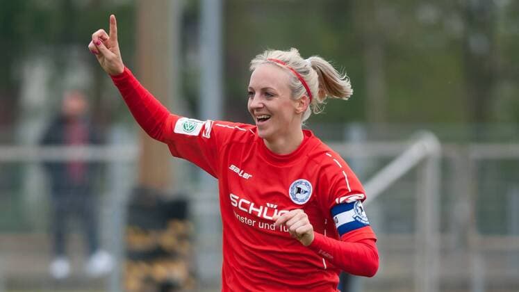 Torschützin Maxine Birker (DSC Arminia Bielefeld, 22) mit Torjubel, Jubel, Freude über das Tor zum 1:1, Portrait, Nahaufnahme, Einzelfoto, Einzelbild, Fussball, 2. Frauen-Bundesliga Nord, BV Cloppenburg - DSC Arminia Bielefeld, xobx