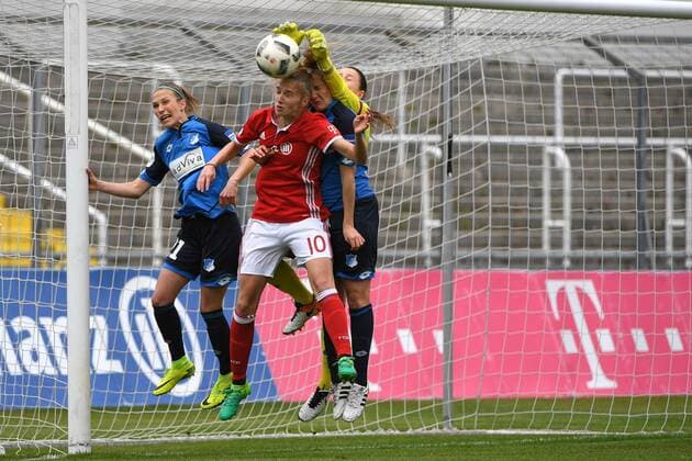 v.li.: Leonie Pankratz (Hoffenheim, 21) Vivianne Miedema (FC Bayern München, FCB, 10) Sophie Howard (Hoffenheim, 26) Martina Tufekovic (Torfrau, Hoffenheim, 1) im Kopfballduell, Dreikampf, Duell, duel, tackle, Dynamik, Action, Aktion, Fussball,Allianz Frauen-Bundesliga, FC Bayern München - TSG 1899 Hoffenheim, xslx