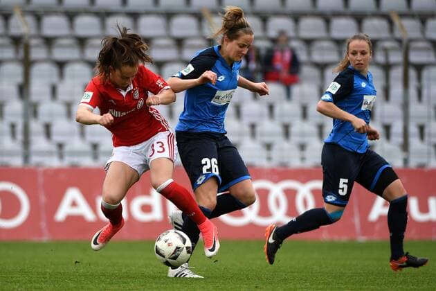 v.li.: Sara Ilonka Däbritz (Sara Daebritz, FC Bayern München, FCB, 33) Sophie Howard (Hoffenheim, 26) im Zweikampf, Duell, duel, tackle, Dynamik, Action, Aktion, Fussball,Allianz Frauen-Bundesliga, FC Bayern München - TSG 1899 Hoffenheim, xslx