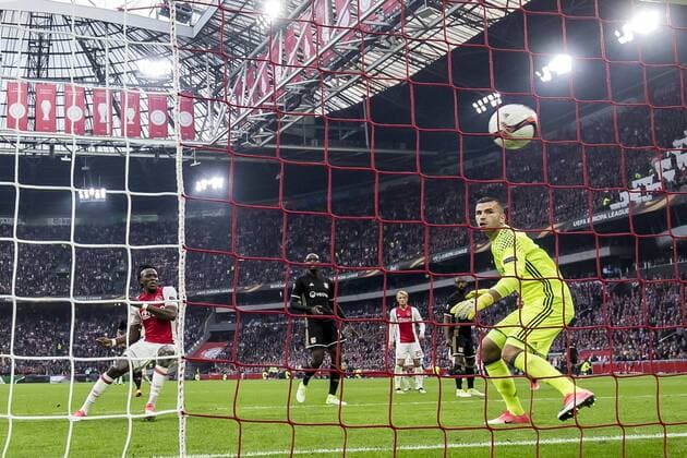 Themen der Woche - Sport Bilder des Tages - SPORT 03.05.2017, Amsterdam Arena, Amsterdam, NED, UEFA EL, Ajax Amsterdam vs Olympique Lyon, Halbfinale, Hinspiel, im Bild Bertrand Traore of Ajax Amsterdam (L) scores 4-1, Anthony Lopes of Olympique Lyonnais (R) Bertrand Traore of Ajax Amsterdam (L) scores 4-1, Anthony Lopes of Olympique Lyonnais (R) during the UEFA Europa League semi final, 1st leg match between Ajax Amsterdam and Olympique Lyon at the Amsterdam Arena in Amsterdam, Netherlands on 2017 05 03. Amsterdam EP_fil