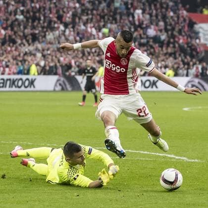 03.05.2017, Amsterdam Arena, Amsterdam, NED, UEFA EL, Ajax Amsterdam vs Olympique Lyon, Halbfinale, Hinspiel, im Bild Hakim Ziyech of Ajax Amsterdam (R), Anthony Lopes of Olympique Lyonnais (L) Hakim Ziyech of Ajax Amsterdam (R), Anthony Lopes of Olympique Lyonnais (L) during the UEFA Europa League semi final, 1st leg match between Ajax Amsterdam and Olympique Lyon at the Amsterdam Arena in Amsterdam, Netherlands on 2017 05 03. Amsterdam EP_fil