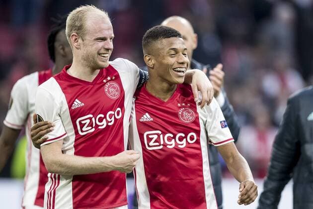 03.05.2017, Amsterdam Arena, Amsterdam, NED, UEFA EL, Ajax Amsterdam vs Olympique Lyon, Halbfinale, Hinspiel, im Bild Davy Klaassen of Ajax Amsterdam (L) and David Neres of Ajax Amsterdam (M) celebrating Davy Klaassen of Ajax Amsterdam (L) and David Neres of Ajax Amsterdam (M) celebrating during the UEFA Europa League semi final, 1st leg match between Ajax Amsterdam and Olympique Lyon at the Amsterdam Arena in Amsterdam, Netherlands on 2017 05 03. Amsterdam EP_fil