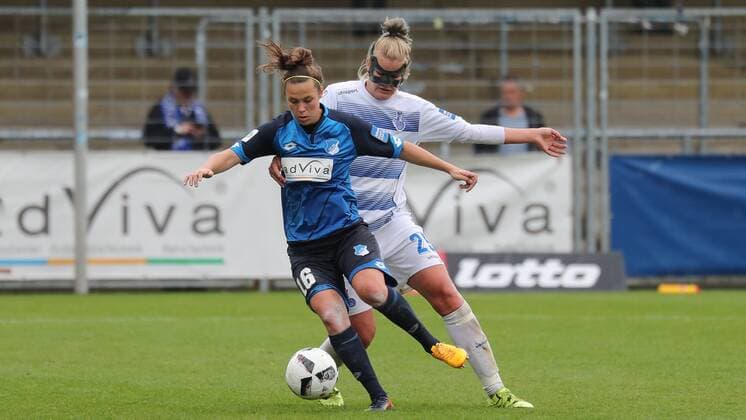 v.li.: Nicole Billa (TSG, 16), Rahel Kiwic (MSV, 25), Zweikampf, Duell, duel, tackle, tackling, Dynamik, Action, Aktion, Fussball, Allianz Frauen-Bundesliga, TSG 1899 Hoffenheim - MSV Duisburg, xozx