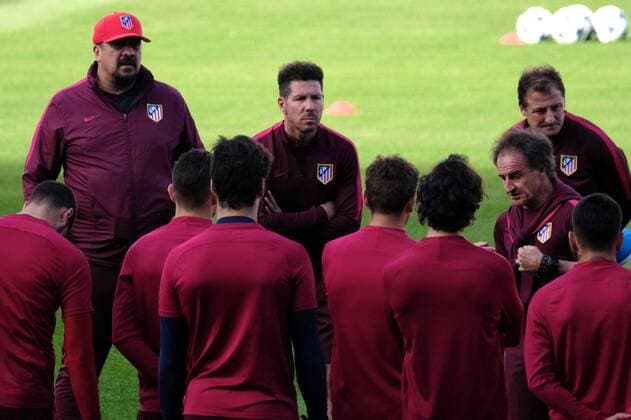09.05.2017, Estadio Vicente Calderon, Madrid, ESP, UEFA CL, Atletico Madrid vs Real Madrid, Halbfinale, Rueckspiel, Training, im Bild Atletico Madrid manager Diego Simeone (centre) looks on as his assistant instructs the players Atletico Madrid manager Diego Simeone (centre) looks on as his assistant instructs the players during a Trainingssession before the UEFA Champions League semi final, 2nd leg match between Atletico Madrid and Real Madrid at the Estadio Vicente Calderon in Madrid, Spain on 2017 05 09. Madrid EP_FIL