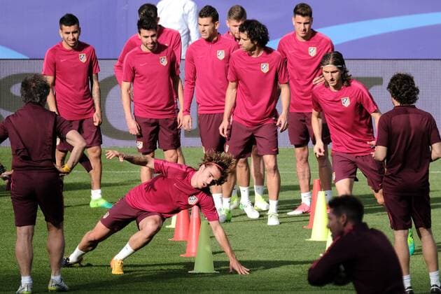09.05.2017, Estadio Vicente Calderon, Madrid, ESP, UEFA CL, Atletico Madrid vs Real Madrid, Halbfinale, Rueckspiel, Training, im Bild Antoine Griezmann of Atletico Madrid slips Antoine Griezmann of Atletico Madrid slips during a Trainingssession before the UEFA Champions League semi final, 2nd leg match between Atletico Madrid and Real Madrid at the Estadio Vicente Calderon in Madrid, Spain on 2017 05 09. Madrid EP_FIL