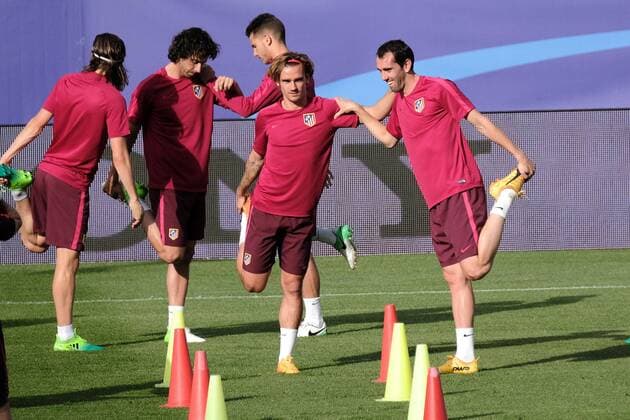 09.05.2017, Estadio Vicente Calderon, Madrid, ESP, UEFA CL, Atletico Madrid vs Real Madrid, Halbfinale, Rueckspiel, Training, im Bild Diego God?n of Atletico Madrid (right) and Antoine Griezmann of Atletico Madrid (2nd right) Diego God?n of Atletico Madrid (right) and Antoine Griezmann of Atletico Madrid (2nd right) during a Trainingssession before the UEFA Champions League semi final, 2nd leg match between Atletico Madrid and Real Madrid at the Estadio Vicente Calderon in Madrid, Spain on 2017 05 09. Madrid EP_FIL