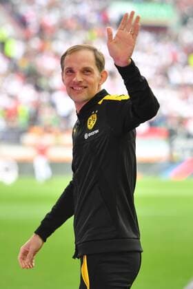 Thomas TUCHEL (Trainer Borussia Dortmund),Gestik,winkt,winken,winkend, Abschied,Einzelbild,angeschnittenes Einzelmotiv,Halbfigur,halbe Figur. Fussball 1. Bundesliga, 33. Spieltag, FC Augsburg (A)-Borussia Dortmund (DO) 1-1, am 13.05.2017 in Augsburg Deutschland,WWK A R E N A.