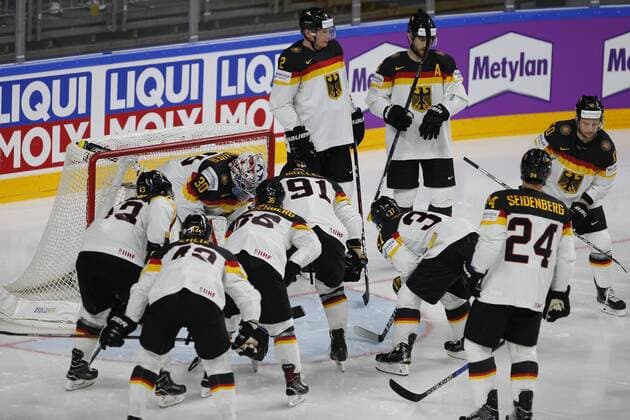 IIHF WM 2017, Kanada - Deutschland, 18.05.2017 Philipp Grubauer (Deutschland - Washington Capitals, 30); Moritz Mueller (Deutschland - Koelner Haie, 91); Dennis Seidenberg (Deutschland - Islanders, 24); Matthias Plachta (Deutschland - Adler Mannheim, 22); Leon Draisaitl (Deutschland - Edmonton Oilers, 29)-------------, Christian Ehrhoff (Deutschland - Koelner Haie, 10); IIHF WM 2017, Kanada - Deutschland am 18.05.2017 in der Lanxess-Arena in Koeln (Deutschland). xadx