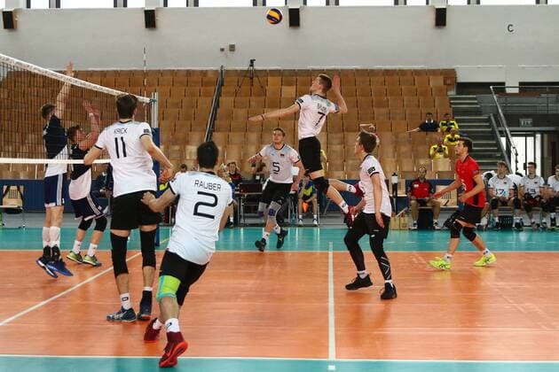 Volleyball, Herren U21 U 21 Saison 2016 17, WM-Quali, Deutschland - Polen, Jakub Kochanowski (Nr. 3, Polen U21), Tomasz Fornal (Nr. 18, Polen U21), Tobias Krick (Nr. 11, Deutschland U21), Moritz Rauber (Nr. 2, Deutschland U21), Maximilian Auste (Nr. 5, Deutschland U21), Corbin Balster (Nr. 7, Deutschland U21), Johannes Tille (Nr. 6, Deutschland U21), Julian Zenger (Nr. 16, Deutschland U21), 21.05.17, Copyright: xMichaelxHundtx xMatthiasxKochx