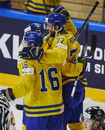 Eishockey, WM, Finale, Kanada - Schweden Ice hockey Eishockey World Championships Final 2017, Cologne, May 21, 2017 Victor HEDMAN, SWE 77 celebrates his goal for 1-0 Sweden - Canada Final Ice Hockey World Cup 2017, DEB , Cologne, Germany May 21, 2017 © Peter Schatz Alamy Live News