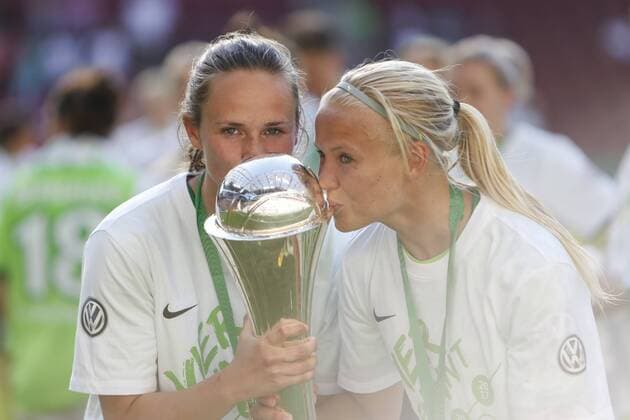 vl Caroline Graham Hansen (Wolfsburg, 26), Pernille Harder (Wolfsburg, 22) Jubel nach Spielende, Freude über den Sieg, Erfolg, success mit DFB Pokal, Fussball, DFB-Pokal der Frauen, Finale, SC Sand - VfL Wolfsburg, xtgx