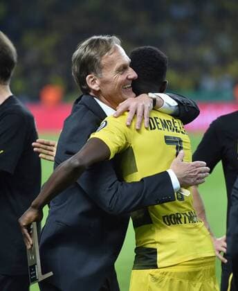 27.05.2017, Fussball GER, DFB Pokal, Finale, Eintracht Frankfurt - Borussia Dortmund 1-2, Geschaeftsfuehrer Hans-Joachim Watzke, Hans Joachim Watzke, (Borussia Dortmund), li., umarmt Ousmane Dembele, Ousmane Dembele (Borussia Dortmund)