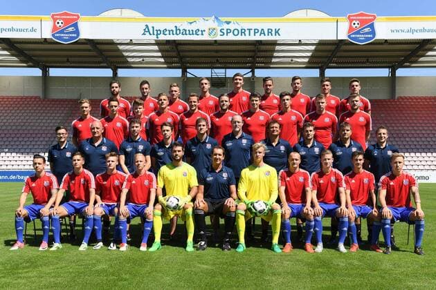 hi. Reihe v.li.: Stefan Schimmer, Dominik Stahl, Max Dombrowka, Alexander Winkler, Christoph Greger, Josef Welzmüller, Orestis Kiomourtzoglou, Thomas Hagn, Anes Osmanoski, Dritte Reihe v.li.: Leopold Krüger, Maximilian Bauer, Tim Schels, Vitalij Lux, Ulrich Taffertshofer, Dominik Stahl, Jim-Patrick Müller, Pascal Schoch, Marco Rosenzweig, Stephan Hain, Zweite Reihe v.li.: Stefan Schwabl (Betreuer), Thomas Gaigl (Betreuer), Felix Schierholt (Physiotherapeut), Andreas Fischer (Physiotherapeut), Dr. Mario Di Micoli (Arzt), Steffen Galm (Co-Trainer), Claus Schromm (Trainer), Georg Wallner (Athletic Trainer), Frank Thömmes (Athletic Trainer), Sebastian Friedl (Co-Trainer), vo. Reihe v.li.: Thomas Steinherr, Mark Zettl, Alexander Kaltner, Sascha Bigalke, Korbinian Müller (Torwart), Wolfgang Kellner (Torwarttrainer), Nico Mantl (Torwart), Alexander Piller, Florian Wiedl, Christoph Ehlich, Luca Marseiler, Fußball, GER, 3.Liga, Porträttermin 2017 2018, Mannschaftsfoto SpVgg Unterhaching, xslx